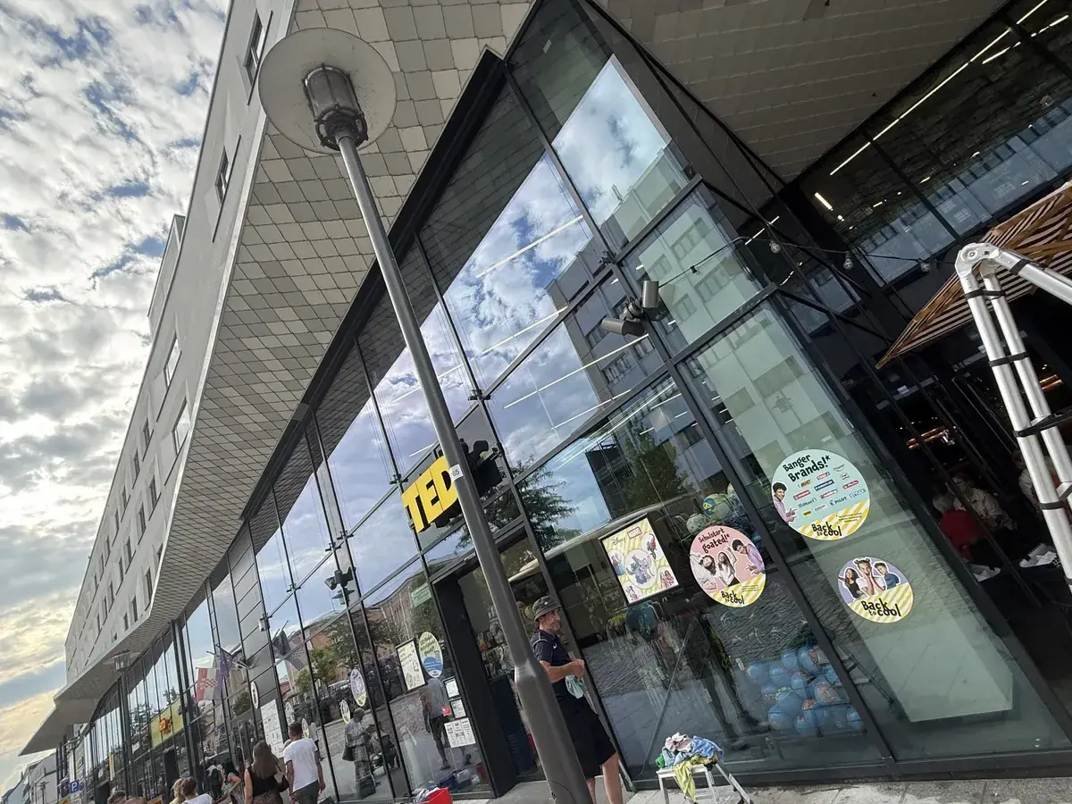 Fassadenreinigung einer Filiale in Passau durch Amelang Facility Solutions