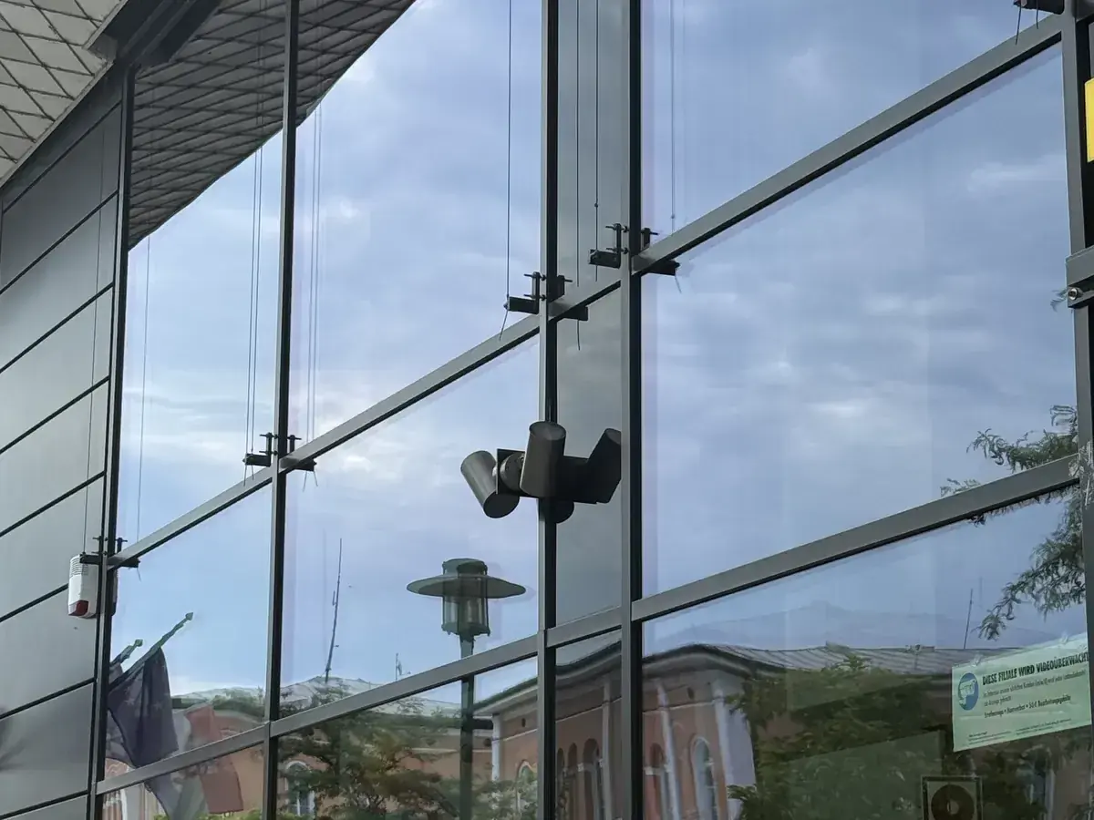 Große Glasfassade nach der Reinigung