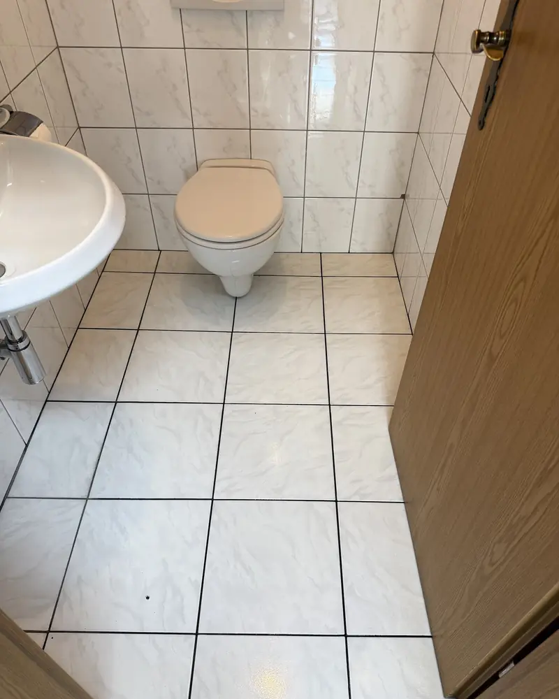Gepflegter WC-Raum mit sauberem Fliesenboden